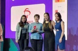 Ildete Goulart de Andrade, superintendente de Recursos Humanos do Grupo Bradesco Seguros, recebe o prêmio GPTW / Divulgação