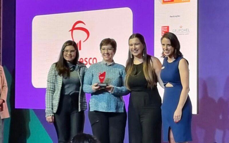 Ildete Goulart de Andrade, superintendente de Recursos Humanos do Grupo Bradesco Seguros, recebe o prêmio GPTW / Divulgação