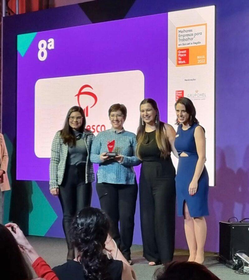 Ildete Goulart de Andrade, superintendente de Recursos Humanos do Grupo Bradesco Seguros, recebe o prêmio GPTW / Divulgação