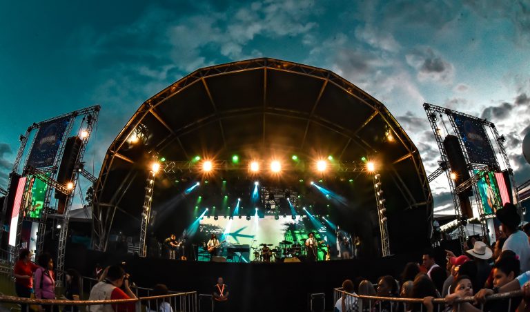 Foto de um palco ao ar livre com uma banda