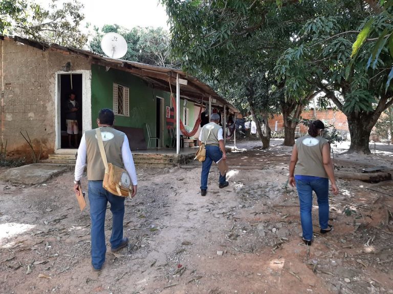 Agentes comunitários de saúde em ação de vigilância contra o mosquito da dengue