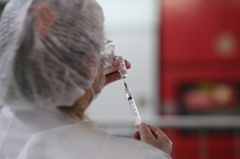 Saúde - coronavírus - pandemia - Covid-19 - vacina - vacinação - Governo amplia vacinação contra Covid-19 para as estações do Metrô, CPTM e EMTU - O horário de atendimento para imunização de todos os grupos prioritários será das 9h30 às 17h