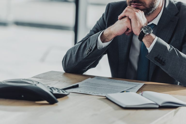 Economia - geral - empresa - empresário - negócio - contrato - planilha - CEO - gerente - gestor