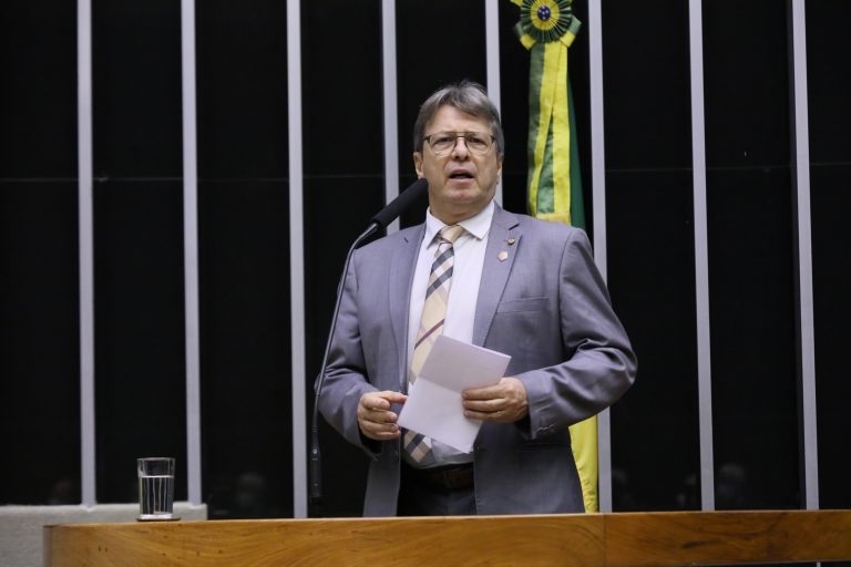 Deputado Bibo Nunes fala ao microfone