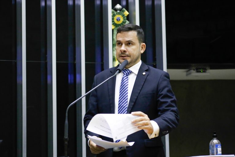 Deputado Capitão Alberto Neto discursa no Plenário da Câmara. Ele é branco, tem cabelo escuro, usa um terno escuro e segura um papel