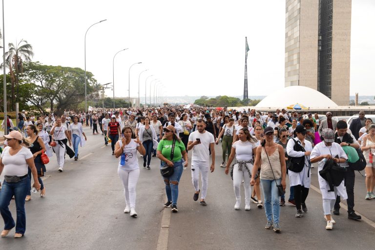 Profissionais de enfermagem protestam contra suspensão do piso salarial, na Esplanada dos Ministérios