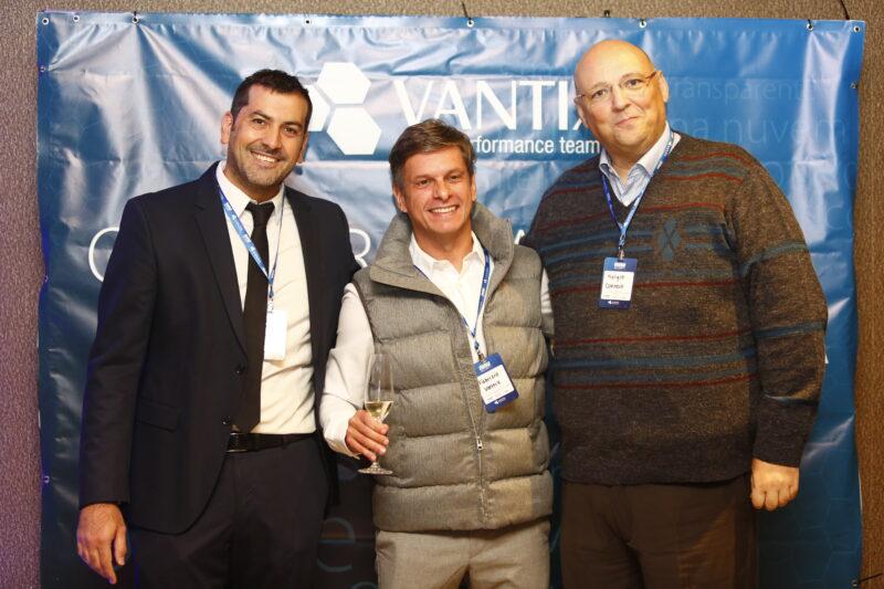 Fabrizio Alves, da Vantix, Esteban Kilstein, da Cyrebro e Sergio Sanchez, da Connect Latam, durante lançamento do SOC / Divulgação