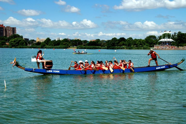 Mulheres praticam dragon boat