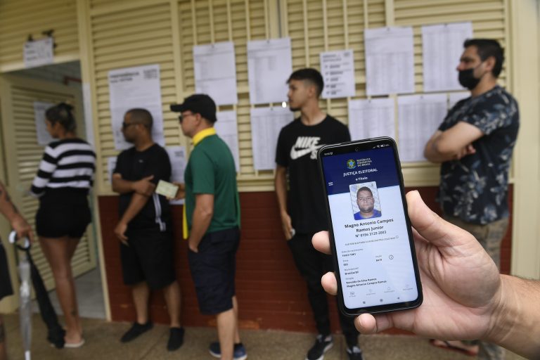 Eleitores em fila de votação