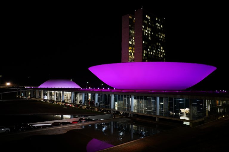 Congresso Nacional recebe iluminação especial pela campanha contra o câncer de mama, Outubro Rosa