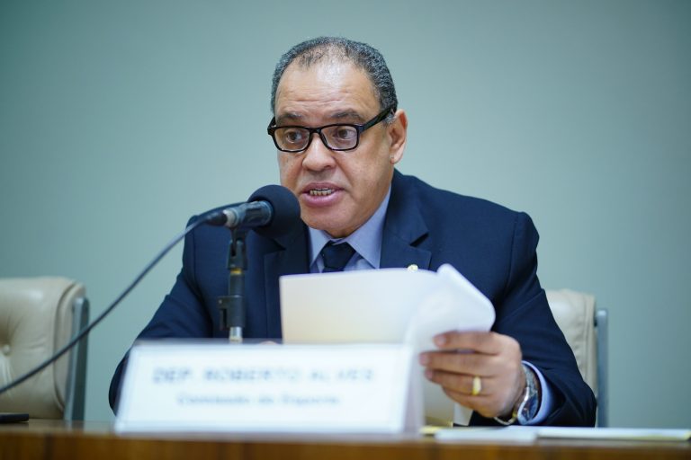 Deputado Roberto Alves fala ao microfone