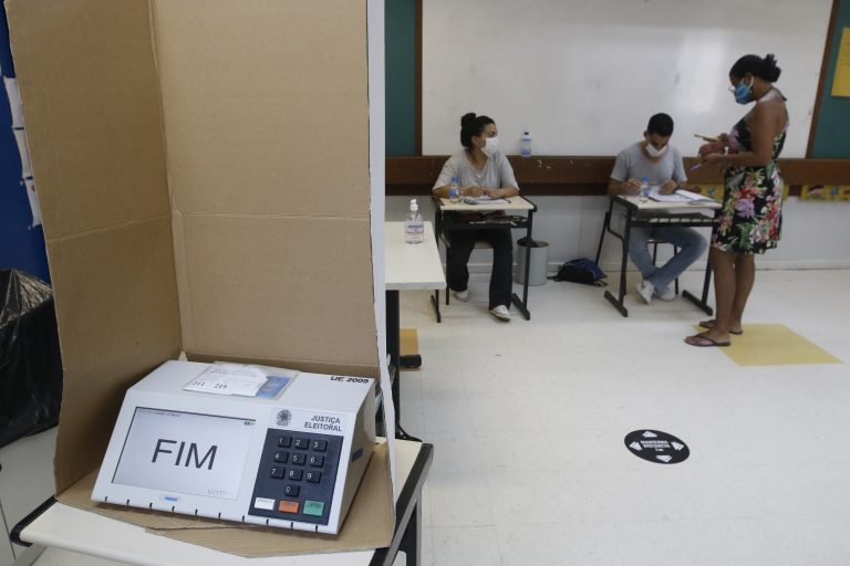 Eleições - eleição - eleitores - urnas -Eleitores votam nas seções eleitorais da Rocinha