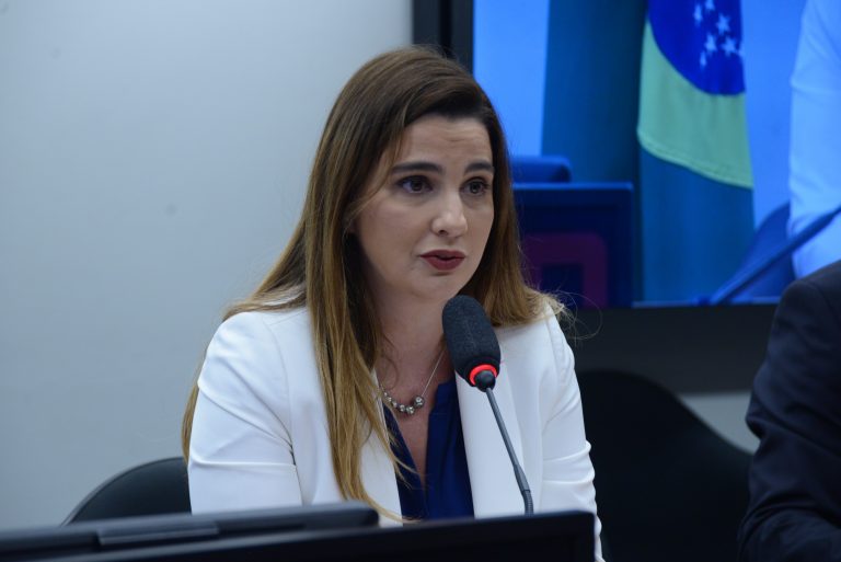Discussão e votação do parecer do Relator. Dep. Clarissa Garotinho PROS-RJ