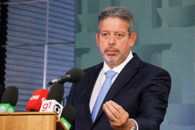 Arthur Lira concede entrevista 