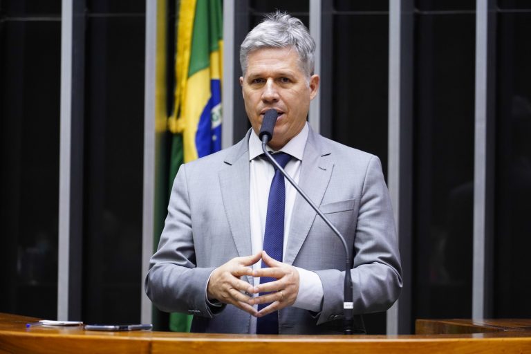 Deputado Paulo Teixeira fala ao microfone