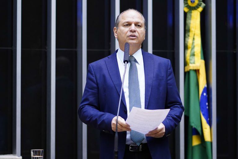 Deputado Ricardo Barros discursa no Plenário da Câmara. Ele veste um terno azul-marinho e segura um papel