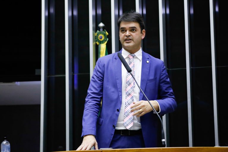 Deputado Rubens Pereira Júnior discursa no Plenário da Câmara. Ele é branco, tem o cabelo escuro, usa terno azul e gravata xadrez