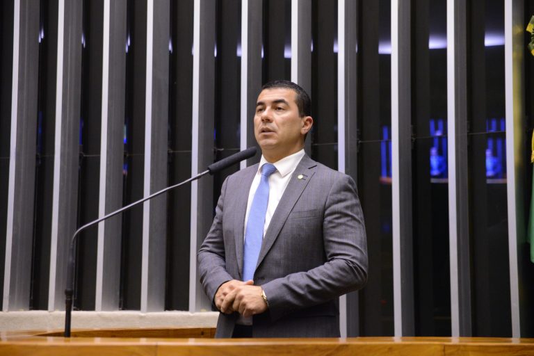Deputado Luis Miranda fala ao microfone