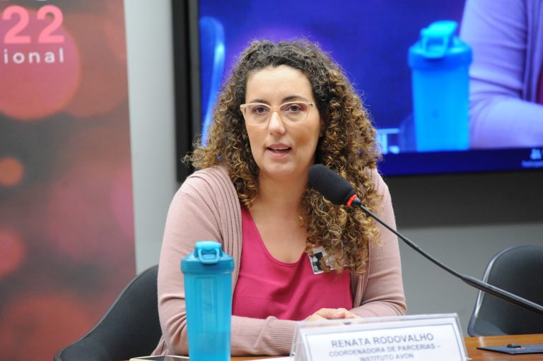 Seminário - Desafios e possibilidades para o câncer de mama no Brasil. Renata Rodovalho - COORDENADORA DE PARCERIAS DO INSTITUTO AVON
