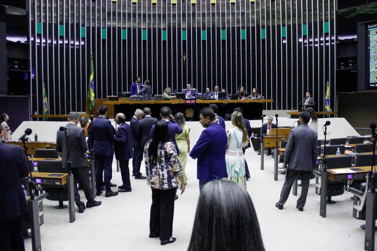 Deputados em pé no Plenário da Câmara estão conversando