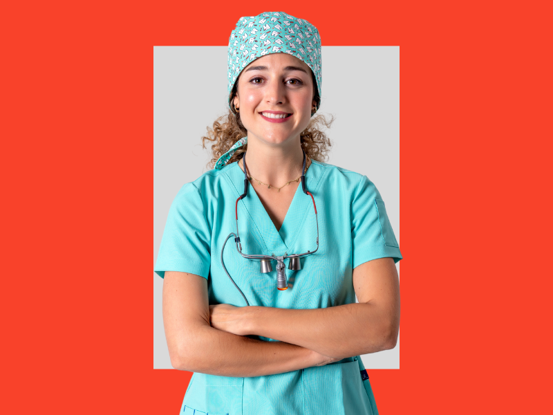 mulher, profissional dentista, uniformizada, sorrindo, capa do conteúdo sobre má oclusão dentária