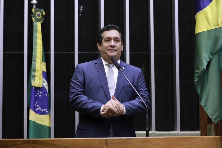 Deputado Severino Pessoa fala ao microfone