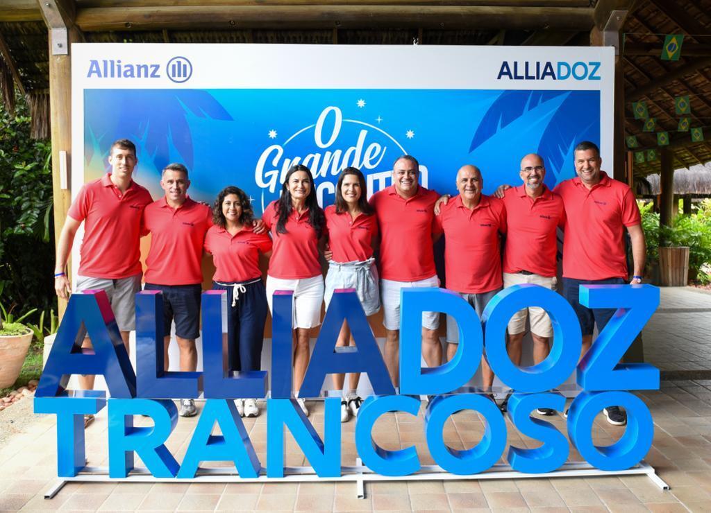 Karine Barros, diretora-executiva Comercial e diretores regionais em Trancoso (BA) / Divulgação