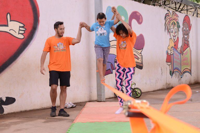 Educação - geral - crianças coordenação motora atividades físicas educação física equilíbrio corpo desenvolvimento motor professores (projeto Escola Aberta, Uberaba-MG)