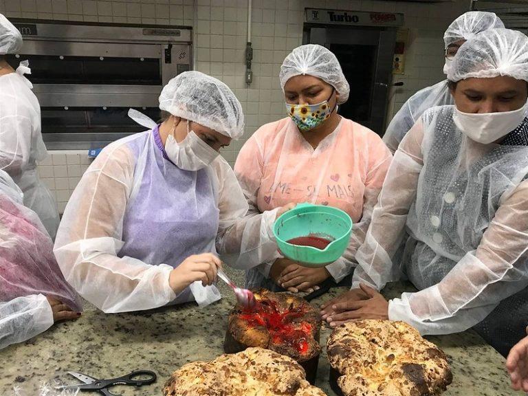 Trabalho - geral - mulheres - capacitação profissional - empreendedorismo - Parceria da prefeitura viabiliza oficina de panetone e colomba pascal para mulheres