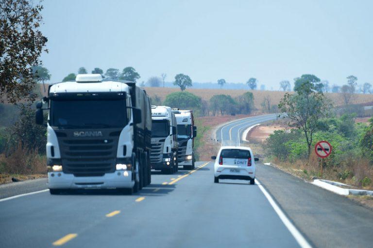 Transporte - estradas e ruas - BR-070/GO - (16/09/2021) - caminhão