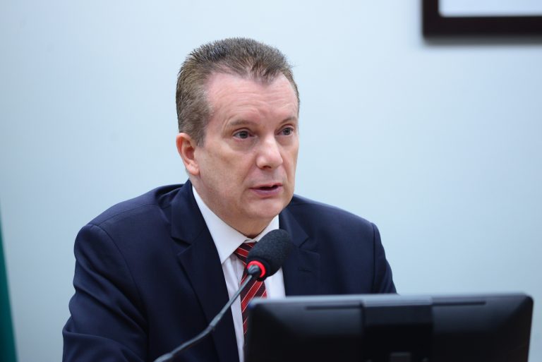 Deputado Celso Russomanno fala ao microfone. Ele é um homem branco e usa terno escuro