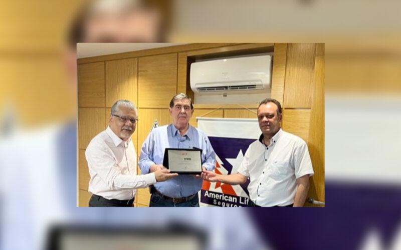 João Paulo Mello (presidente do CSP-MG), Francisco de Assis Fernandes (diretor comercial da American Life) e Antônio Matos (representante da empresa em Minas) / Foto: Divulgação