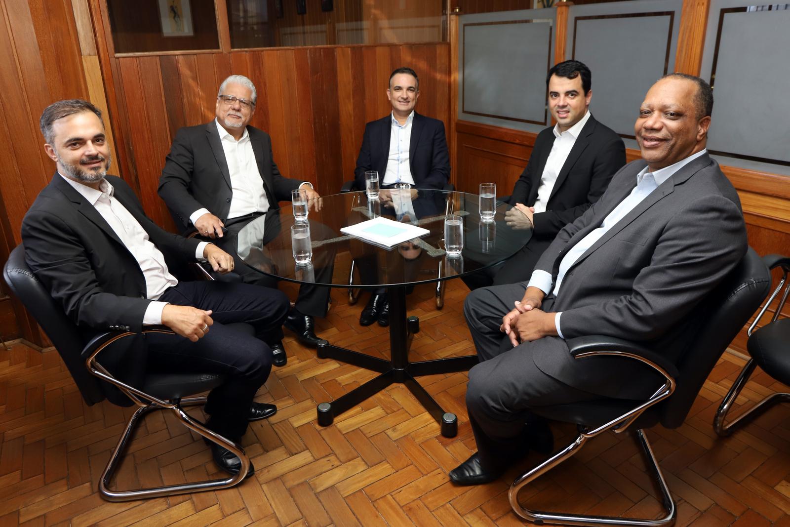 Leonardo Pereira de Freitas (ao centro) anunciou novidades durante visita ao CSP-MG / Foto: Arnaldo Athayde / Divulgação
