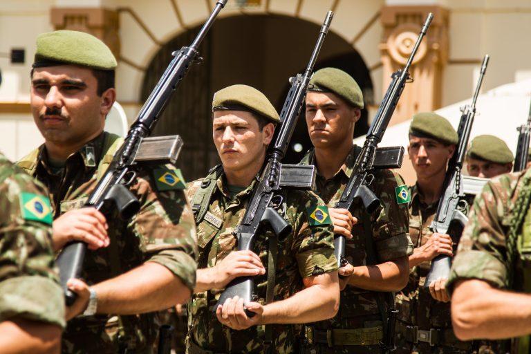 Defesa Nacional - geral - Exército tropa soldados bandeira nacional pátria patriotismo militares