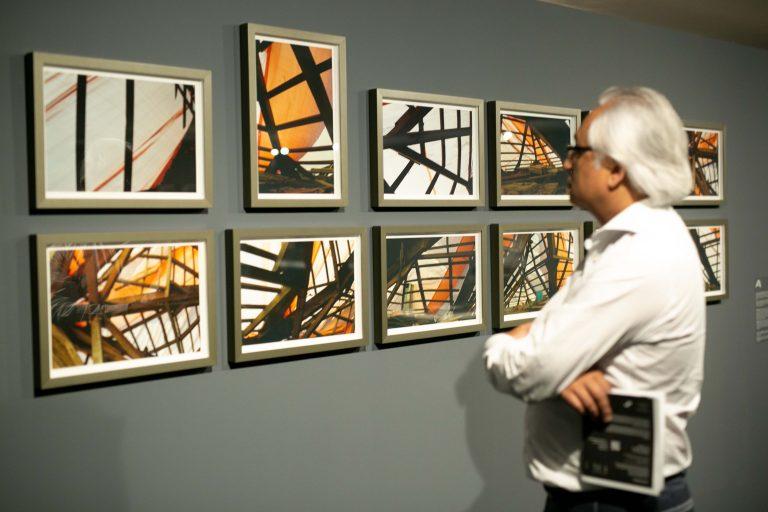 Cultura - artes plásticas - quadros fotografias exposição museus visitantes público artista (Museu Oscar Niemeyer, Curitiba-PR)