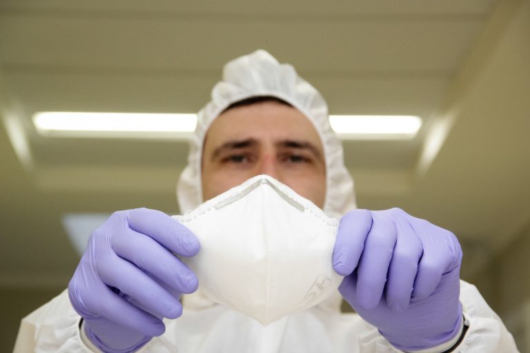 Saúde - coronavírus - Covid-19 pandemia máscaras EPIs equipamentos proteção individual profissionais enfermeiros médicos enfermagem prevenção contágio contaminação (Centro de Atendimento Síndromes Gripais, Pelotas-RS)