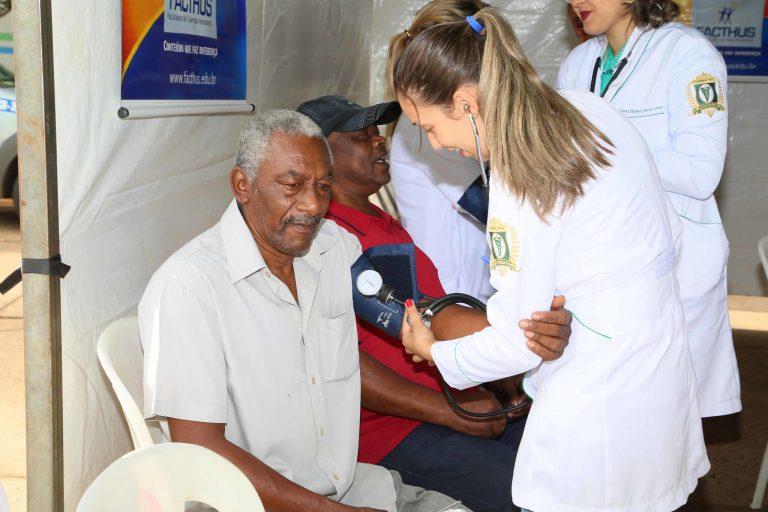 Saúde - campanhas - homem prevenção pressão arterial hipertensão homens idosos negros exames (campanha Novembro Azul, saúde do homem, 2016, Uberaba-MG)