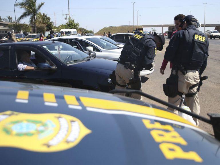 Segurança pública - policiais - polícia rodoviária federal - PRF - Blitz educativa no posto da Polícia Rodoviária Federal (PRF), localizado na BR 040.