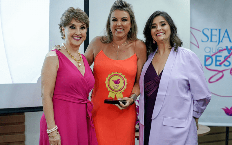 A presidente do CESB, Regina Lacerda; Rosane Mota, CEO da RM7 Corretora de Seguros; e a presidente da Sou Segura, Simone Vizani / Foto: Rebeca Moura / Divulgação
