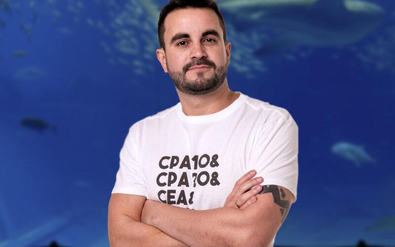O professor Lucas Silva, especialista em educação financeira