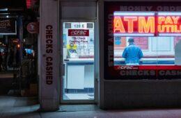 Saque e Pague expande parque de ATMs com solução de autoatendimento da Diebold Nixdorf / Foto: Alexandros Chatzidimos / Pexels
