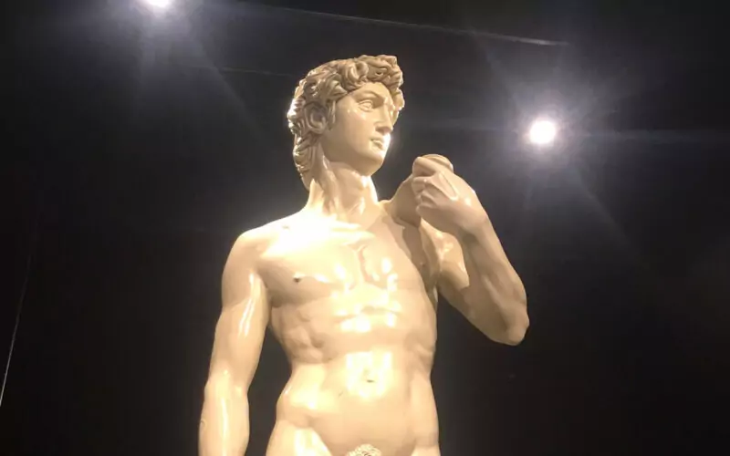 Representação da escultura de Davi, de Michelangelo, uma das obras mais conhecidas do mundo / Foto: William Anthony / Universo do Seguro