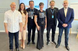 Helder Molina (CEO da MAG Seguros), Carolina Vieira (diretora de Negócios Estratégicos da MAG), Alexandre Godinho e Elaine Patente (diretores do PEPER), Rildo Sousa (diretor Comercial da Previscore, assessoria parceira) e Nuno David (diretor Comercial e de Marketing da MAG) / Foto: Divulgação