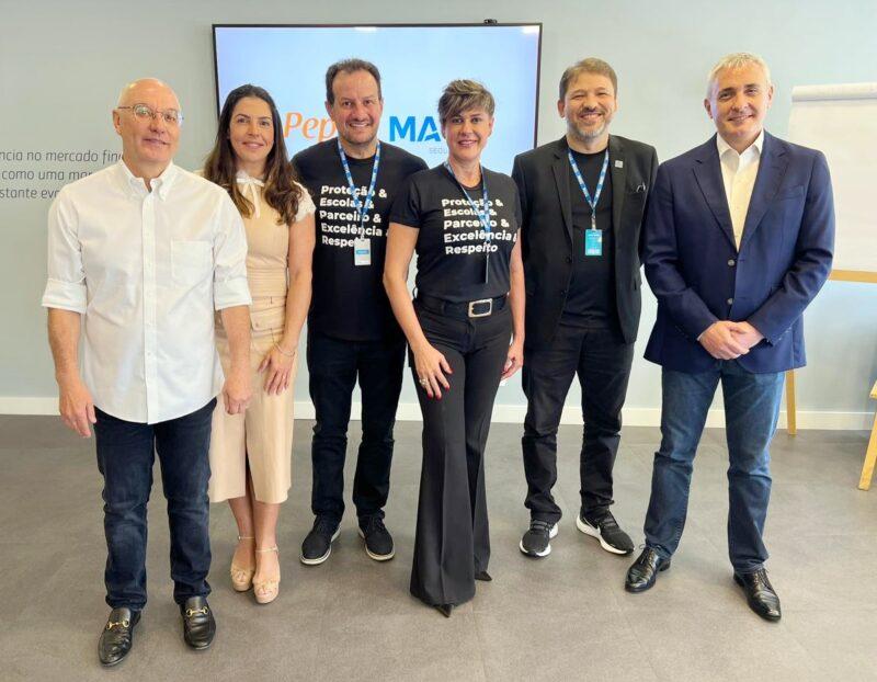 Helder Molina (CEO da MAG Seguros), Carolina Vieira (diretora de Negócios Estratégicos da MAG), Alexandre Godinho e Elaine Patente (diretores do PEPER), Rildo Sousa (diretor Comercial da Previscore, assessoria parceira) e Nuno David (diretor Comercial e de Marketing da MAG) / Foto: Divulgação