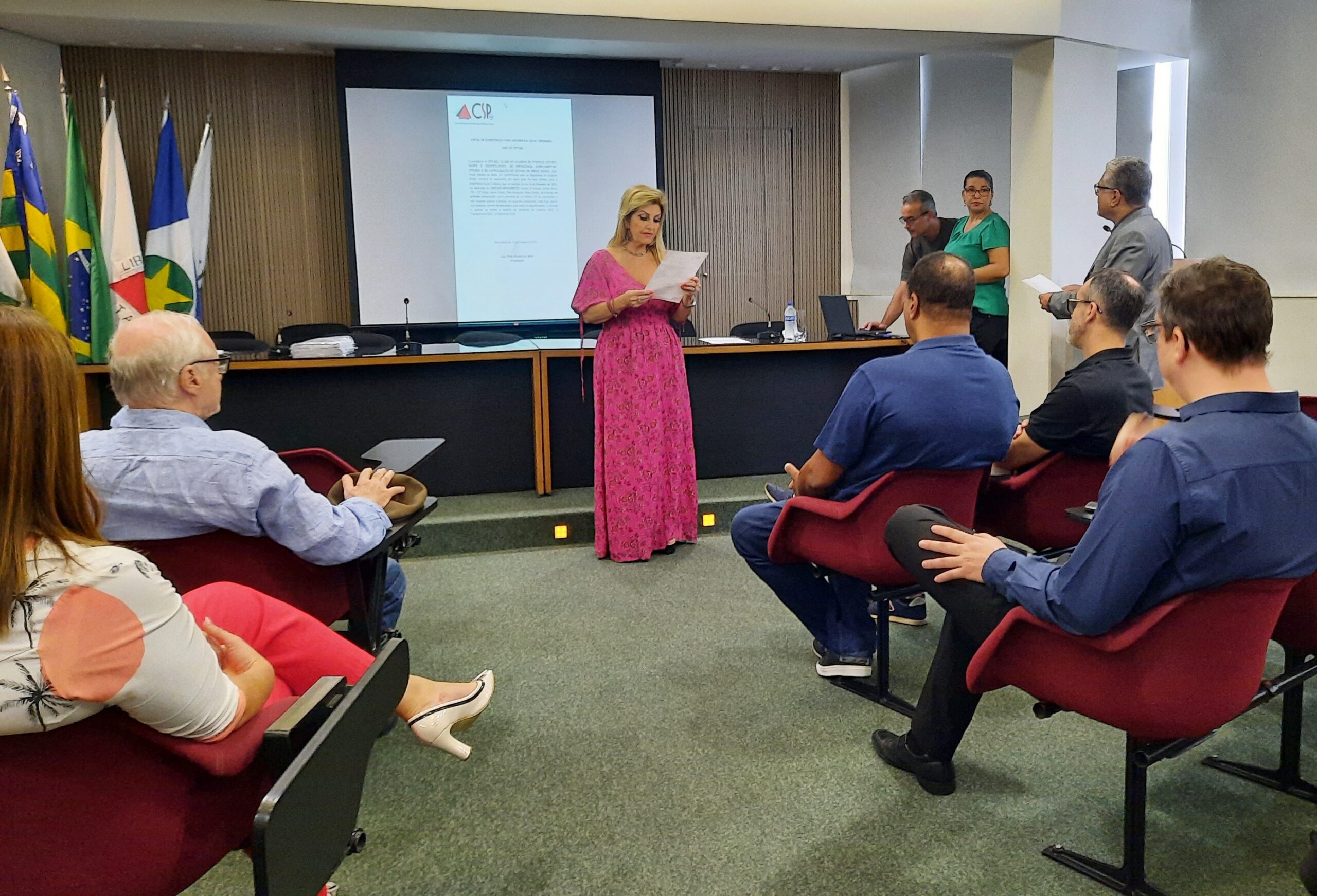 Maria do Carmo Ferreira Ribeiro Costa, integrante do Conselho Consultivo, presidiu a assembleia / Foto: Divulgação