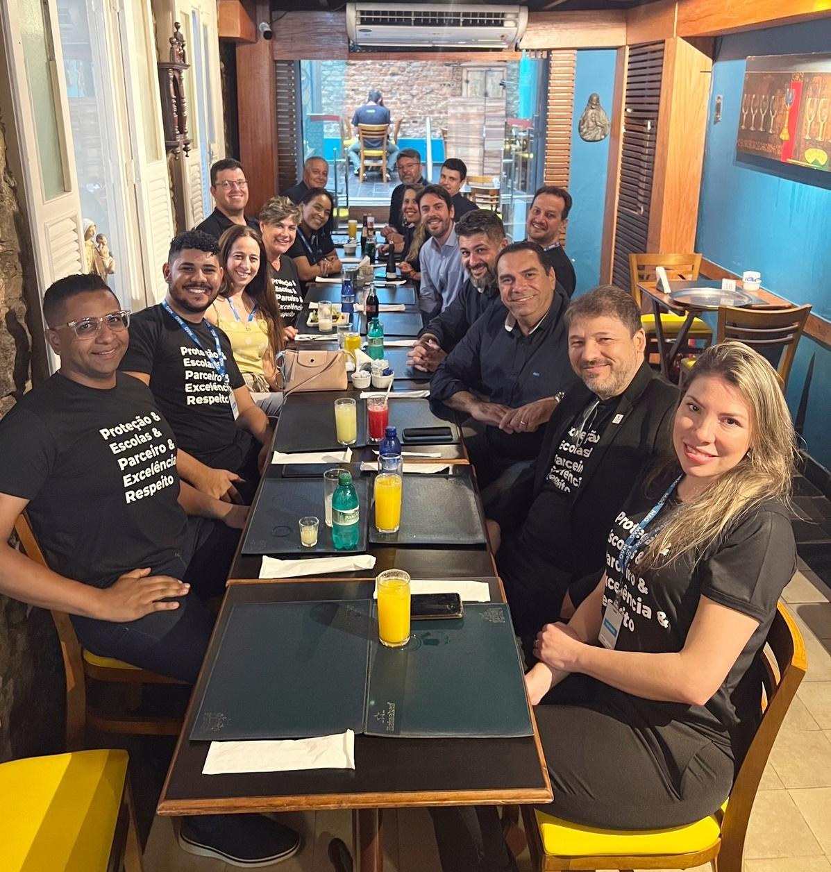 Colaboradores do PEPER e da MAG durante almoço de negócios, no Rio de Janeiro / Foto: Divulgação