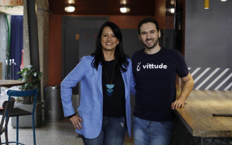 Tatiana Pimenta (CEO) e Everton Höpner (COO), fundadores da Vittude / Foto: Paulo Liebert / Divulgação
