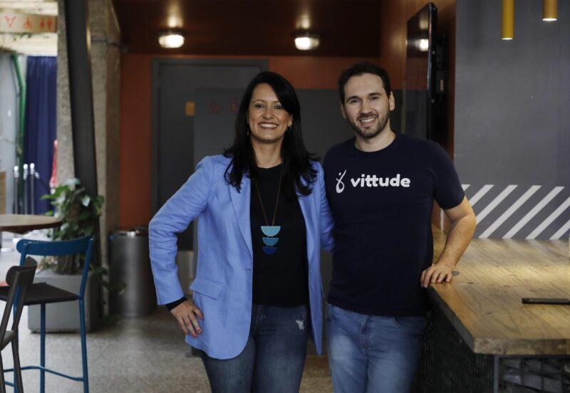 Tatiana Pimenta (CEO) e Everton Höpner (COO), fundadores da Vittude / Foto: Paulo Liebert / Divulgação