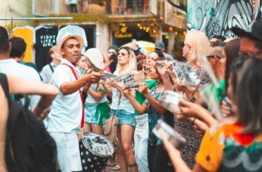 Carnaval 2023: seguro Itens pessoais protege contra “saidinha de banco” e transferências indevidas / Foto: Luis Fernandes / Pexels