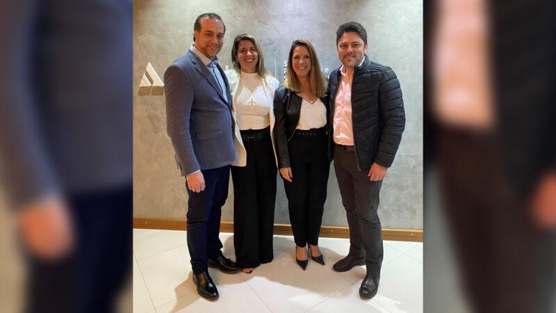 Rodrigo Pecoraro, Diretor Executivo de Seguros Sabemi; Raquel Guerreiro, gestora de Produtos e Serviços Sodexo; Janaina Serra, head Regional de Seguros Sabemi; Thiago Schmidt, head Nacional de Seguros Sabemi / Foto: Divulgação